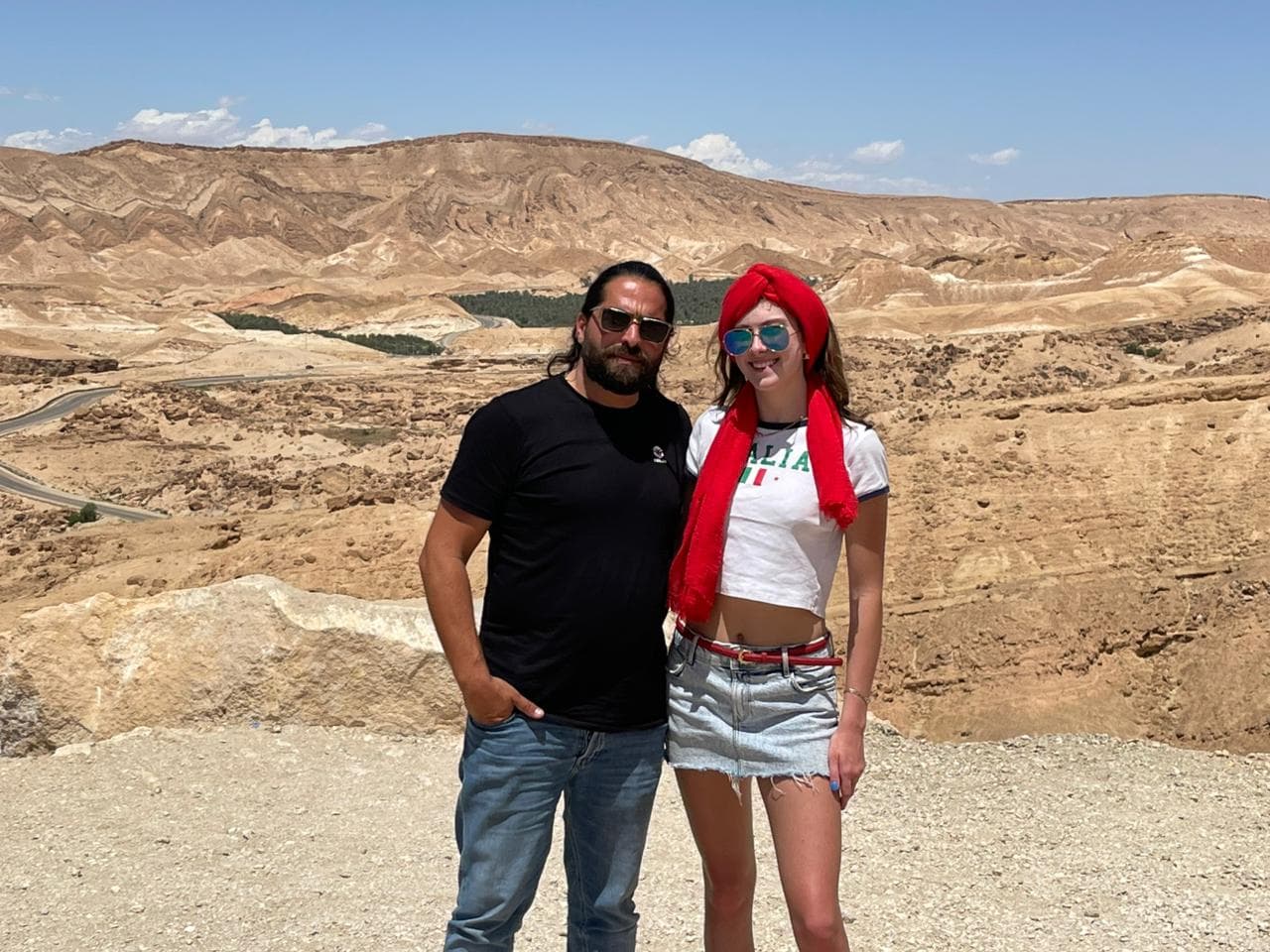 Voyageurs découvrant la Tunisie avec leur guide